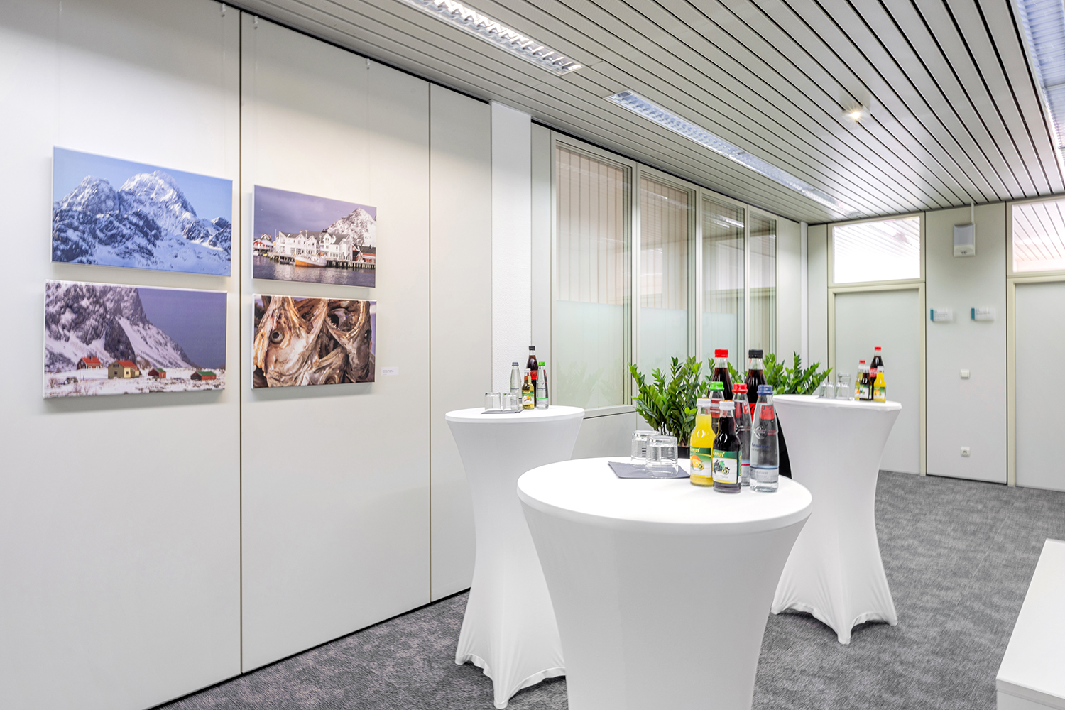 Office+Service-Catering weisse Stehtische in einem Aufenthaltsraum