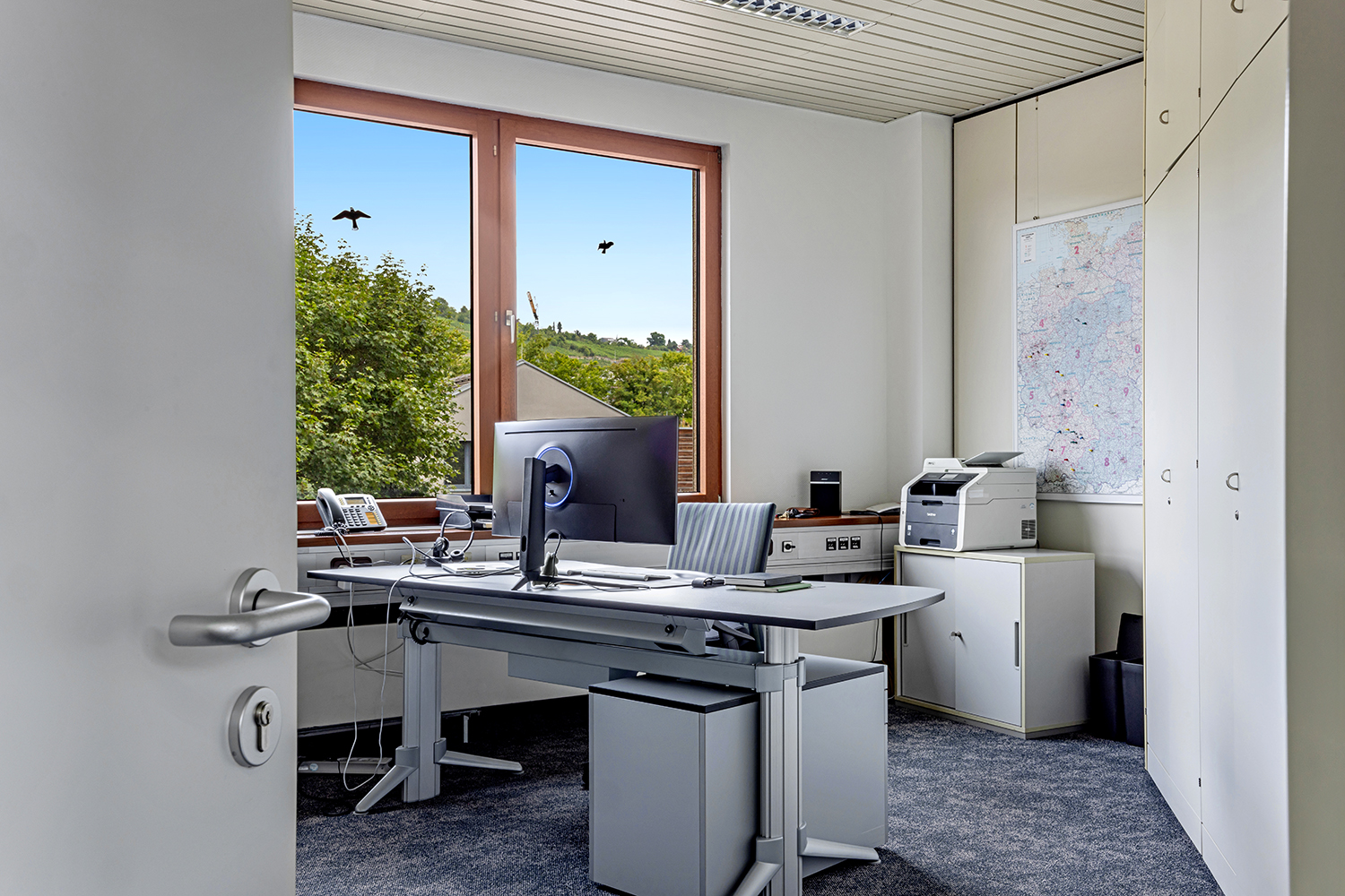 Office-Service-Büeø–medium_13 Blick in einem Medium Büro mit Schreibtisch