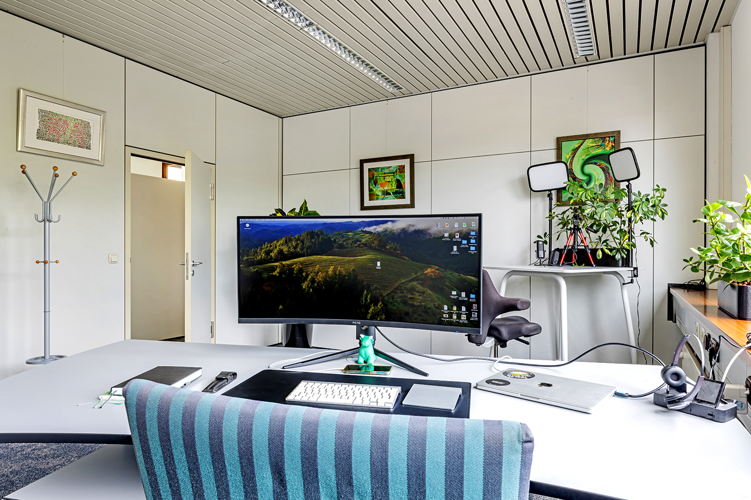 Office-Service-Büro-medium_01 Arbeitsplatte in einem Medienbüro