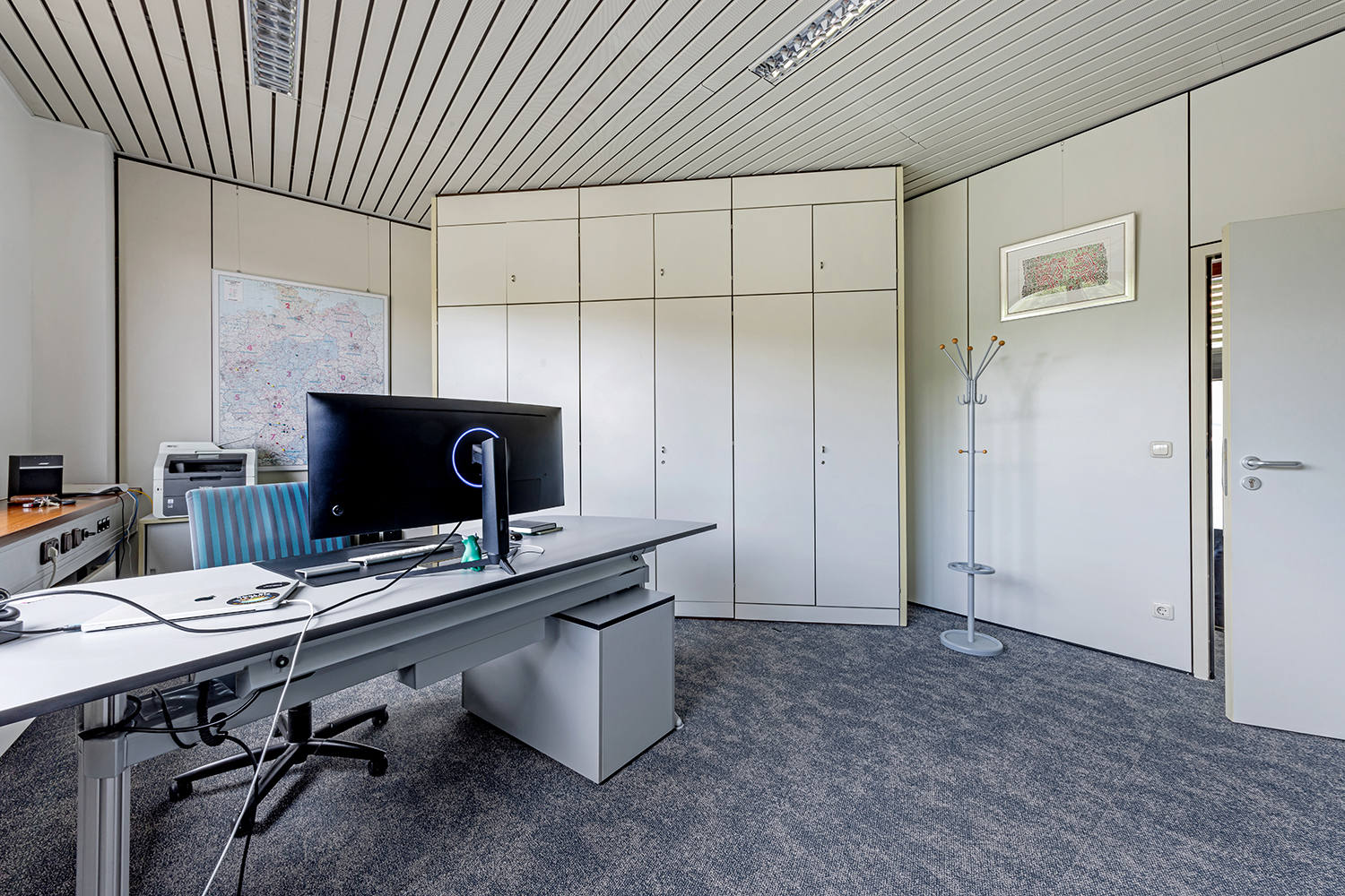 Office-Service-Büro-medium_08 Medium mit Schreibtisch und großem Schrank