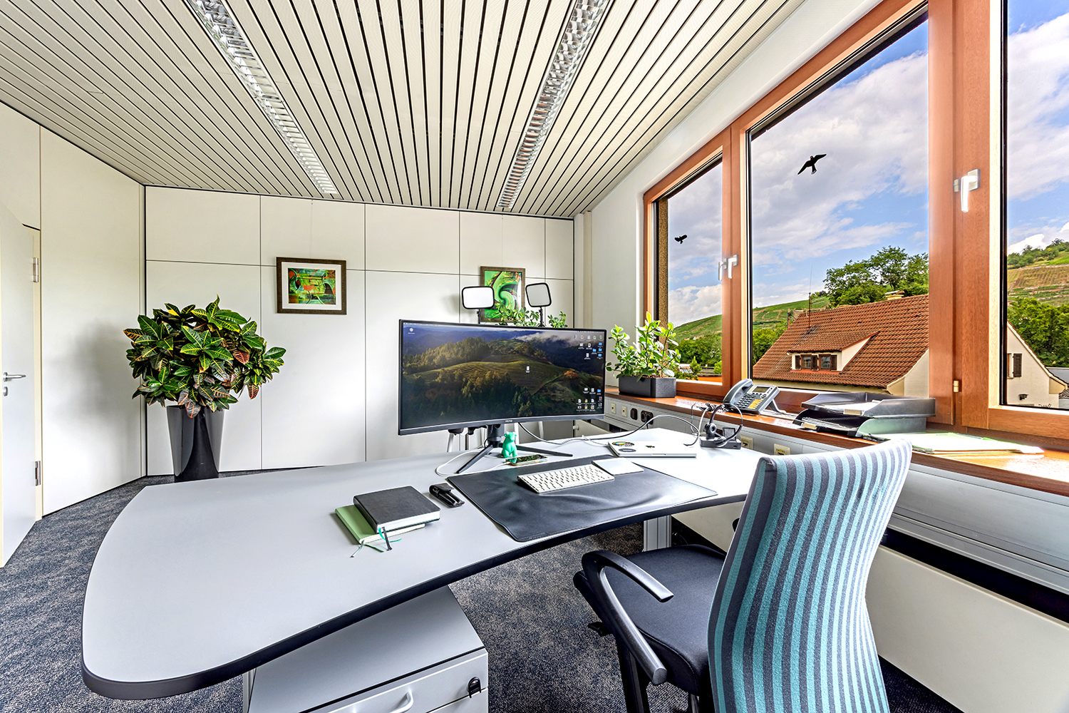 Office-Service-Büro-medium_11 Arbeitsplatz in einem kleinen Büro Blick auf die Weinberge
