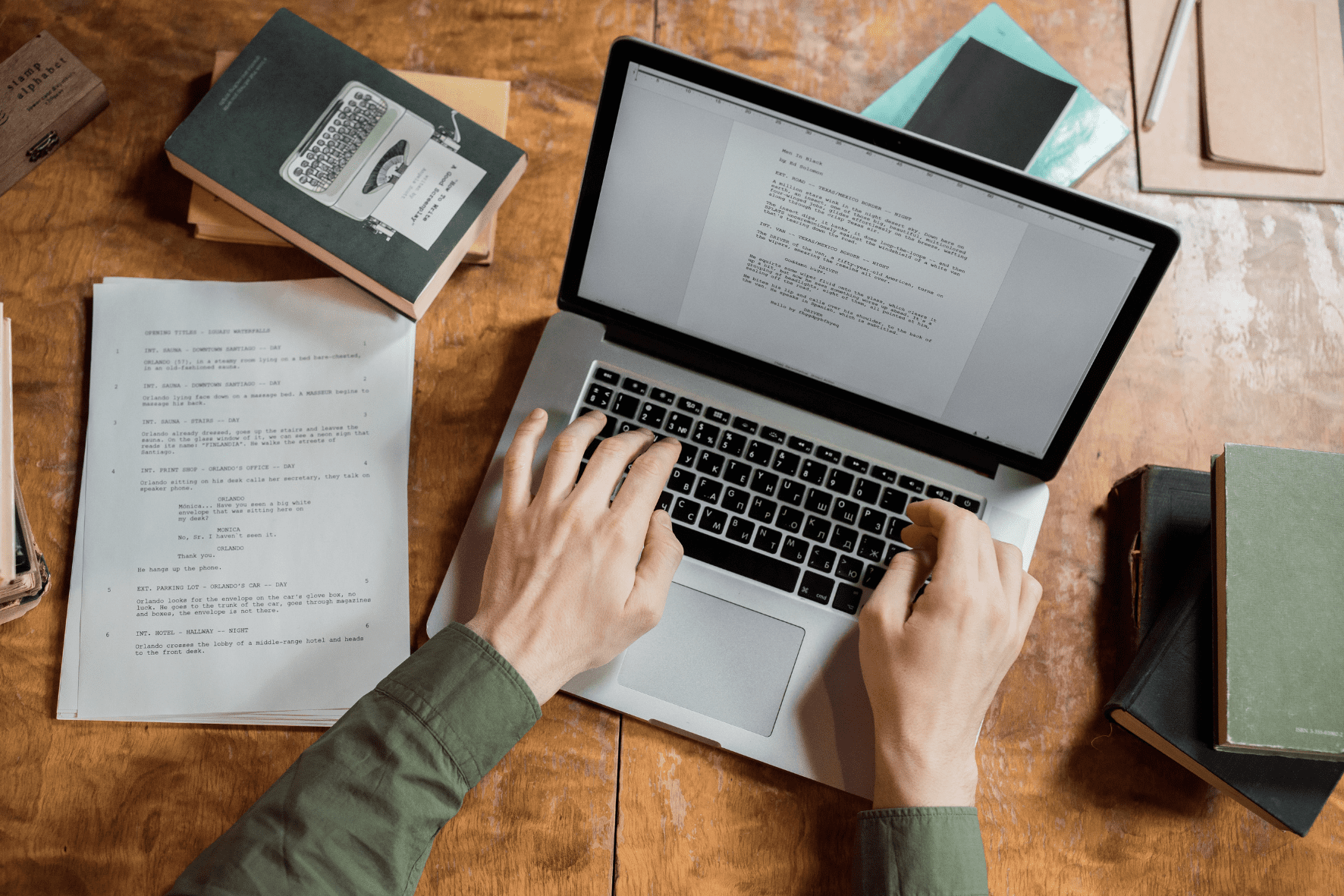 Hot Desk eines Coworking Spaces mit Laptop