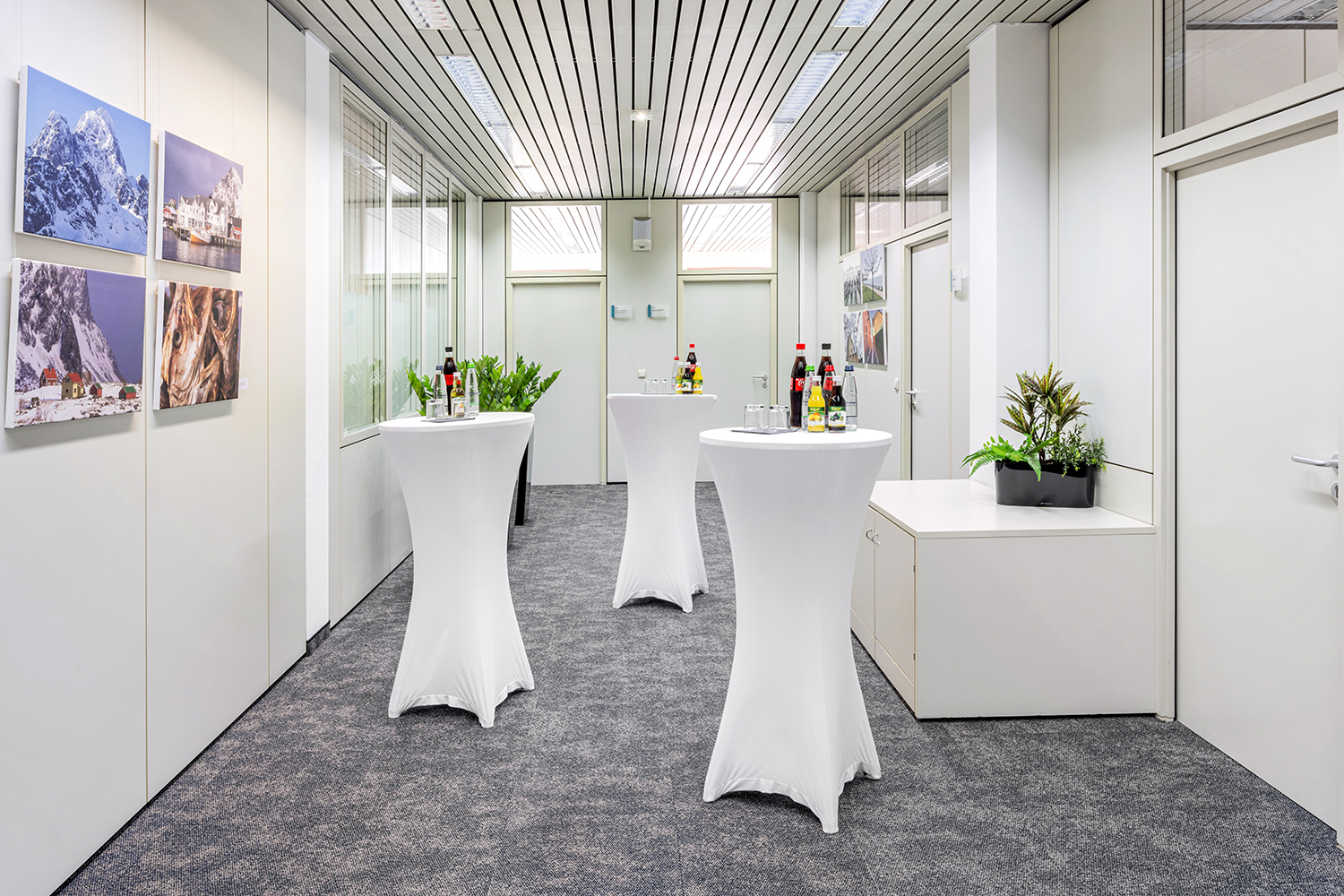 Office+Service-Catering-Foyer Stehtische mit Getränken für Conferencsetting