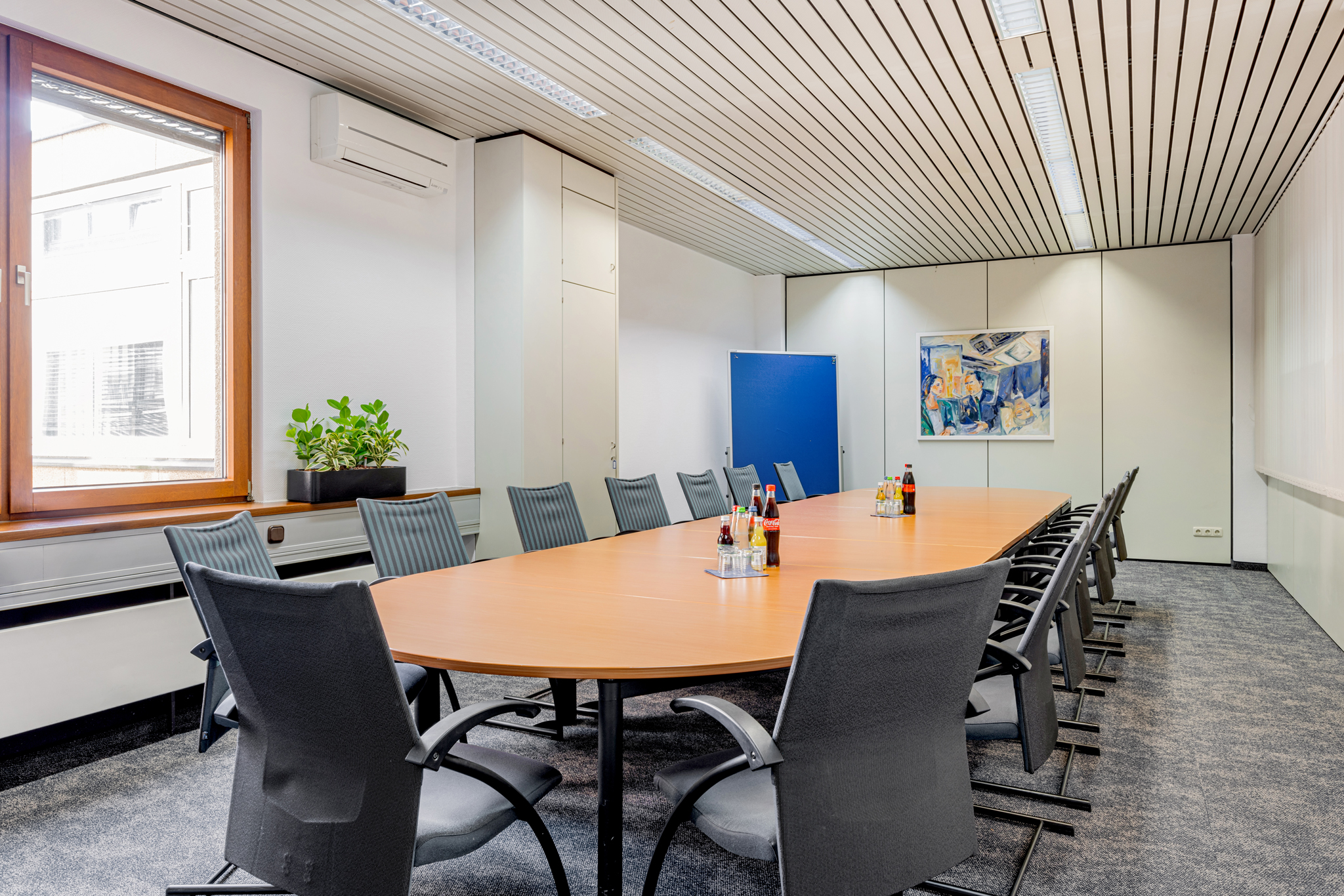 Office+Service-Konferenzraum Großer Konferenztisch in Besprechungsraum mit Stühlen
