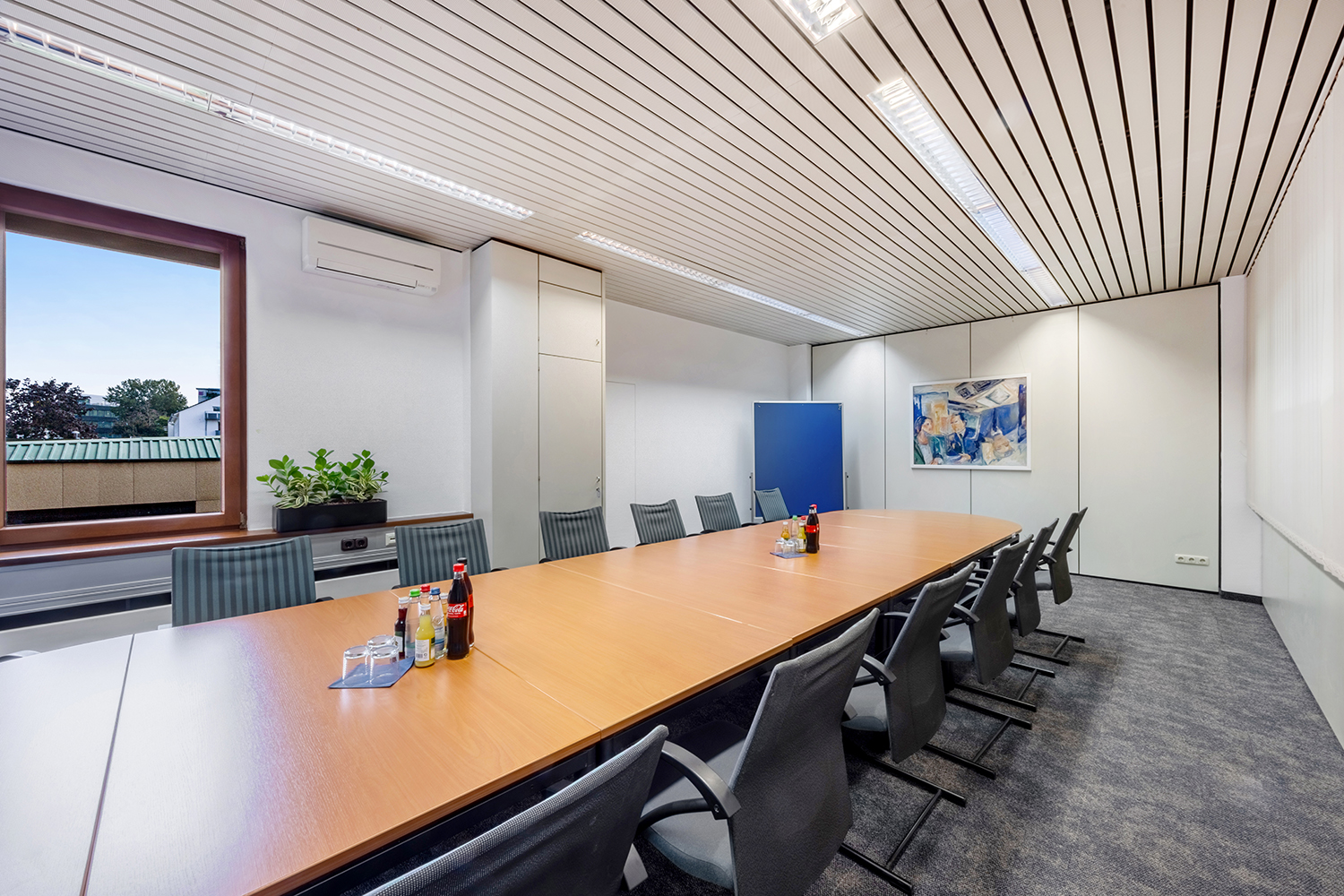 Office+Service-Konferenzraum-gross_01 Großer Konferenztisch in Besprechungsraum