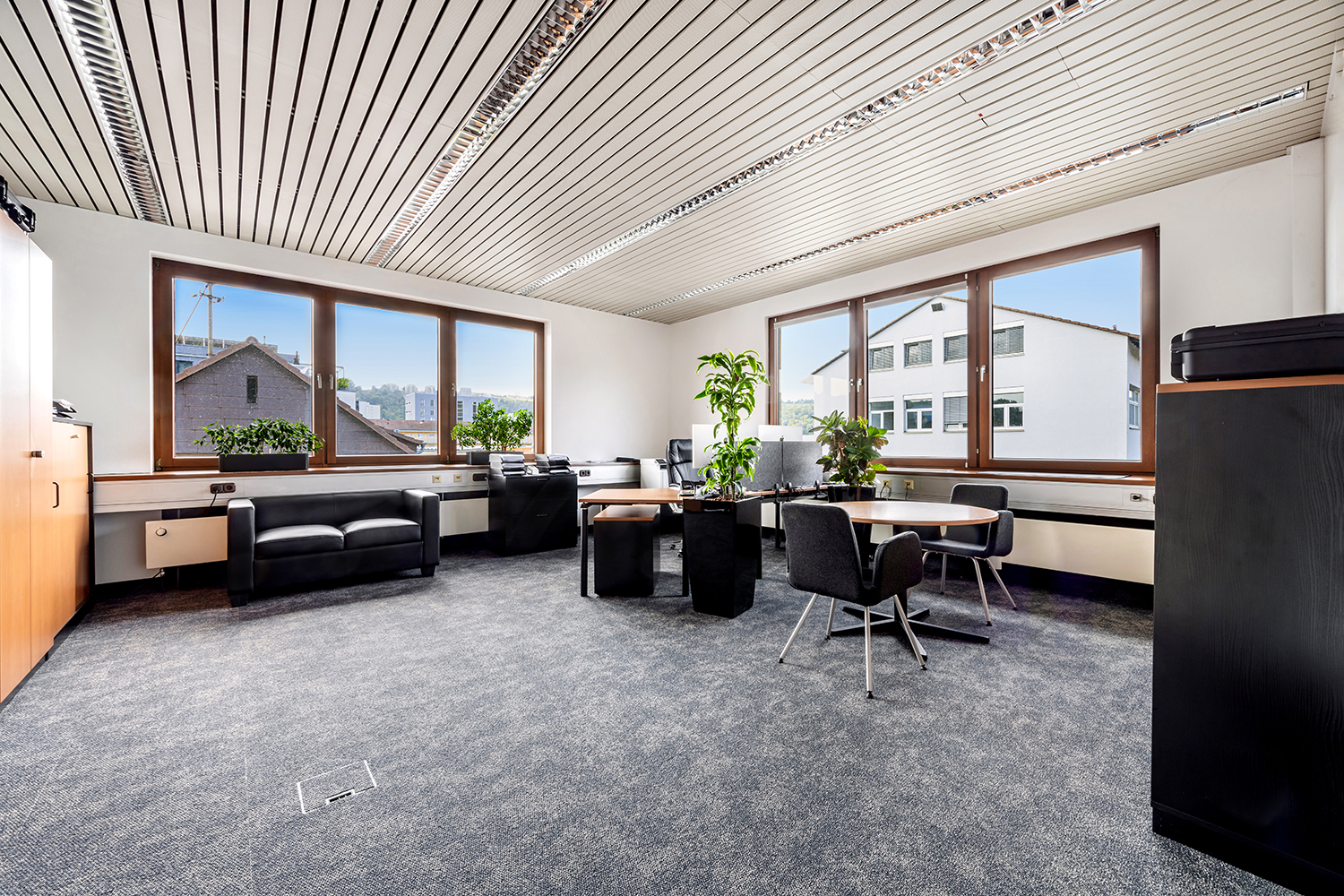 Office+Service-grosses-Office-36m2_01 Großes Office mit Sofa, Besprechung und Schreibtisch