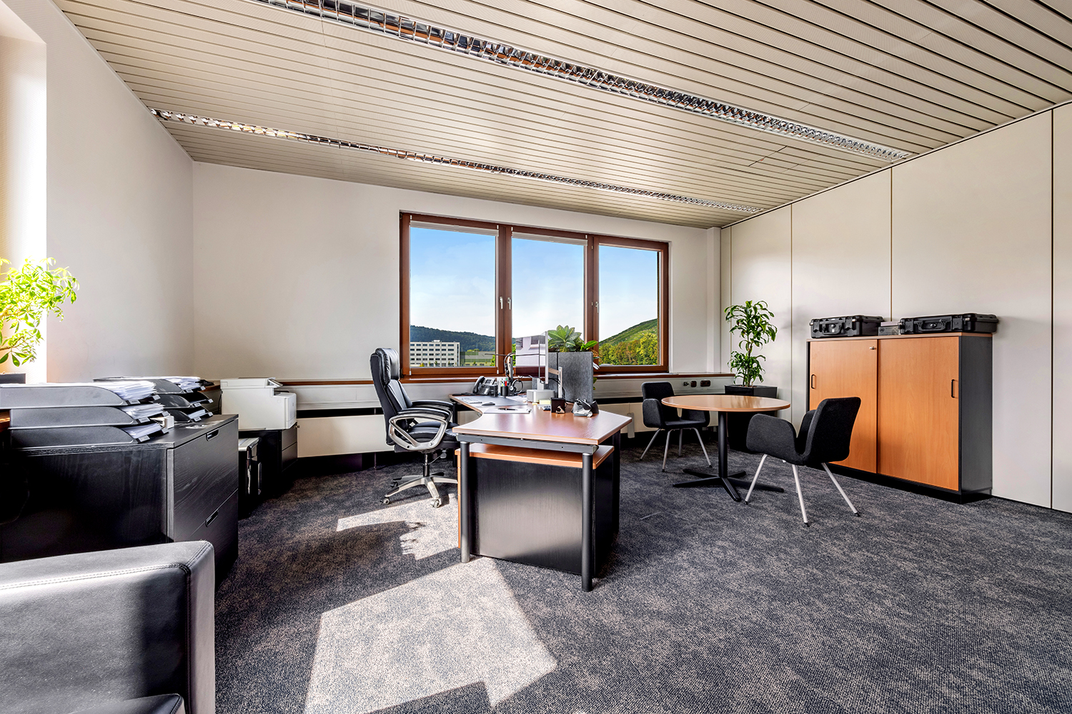 Office+Service-grosses-Office-36m2_03 Sehr großes Büro mit Sofa, Schreibtisch und Besprechungstisch