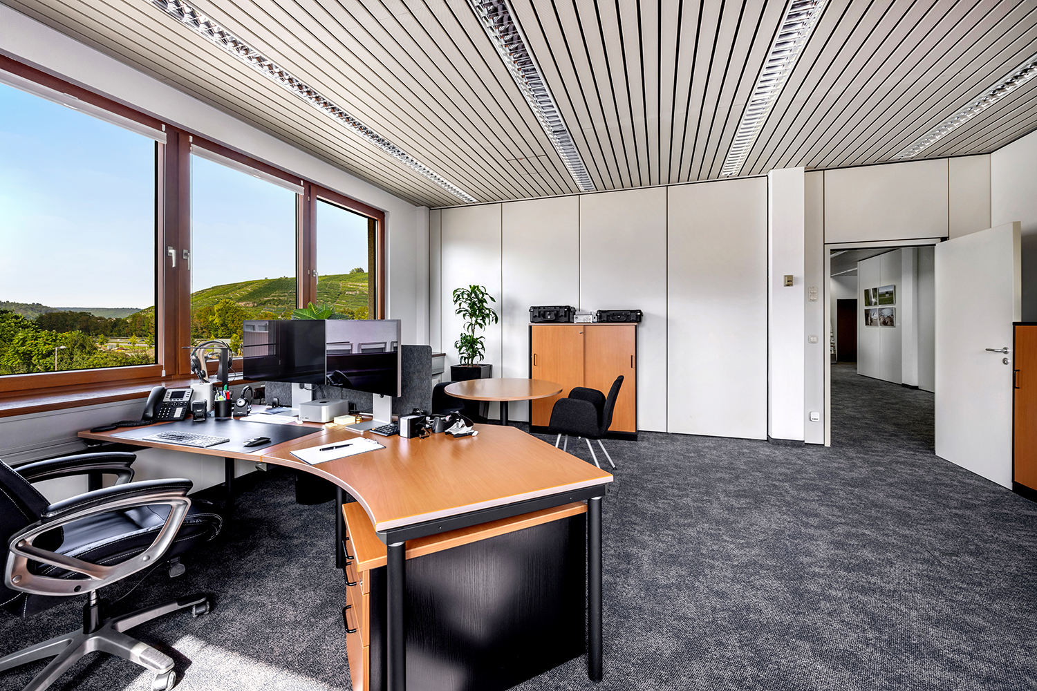 Office+Service-grosses-Office-36m2_04 Großes Office mit Schreibtisch und Konferenztisch